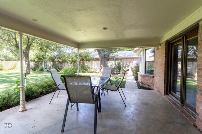 Building Photo - 1535 Primrose Dr