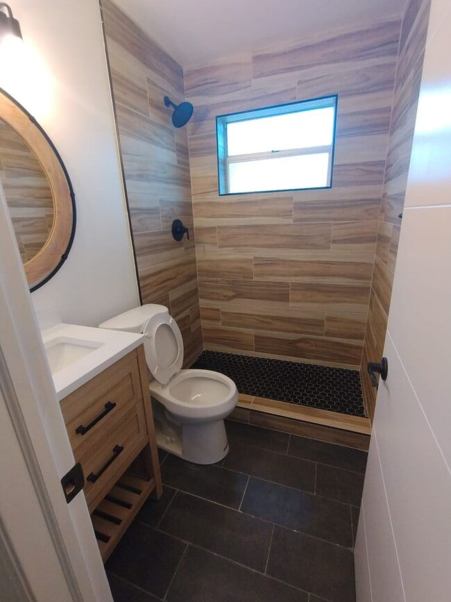 Building Photo - Beautifully Updated 2-Bedroom Home in Prim...