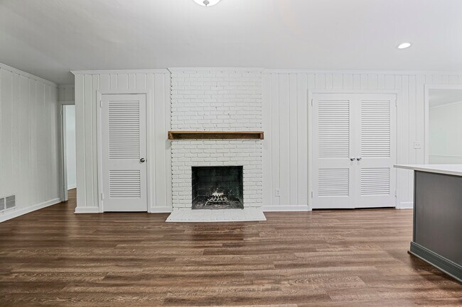 Building Photo - 645 Pauley Pl NE