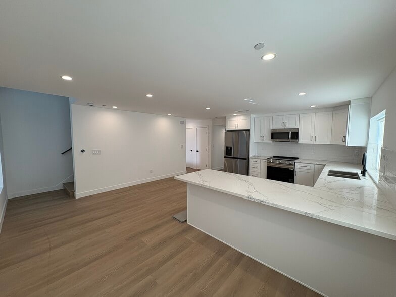 Building Photo - 14165 Calvert St