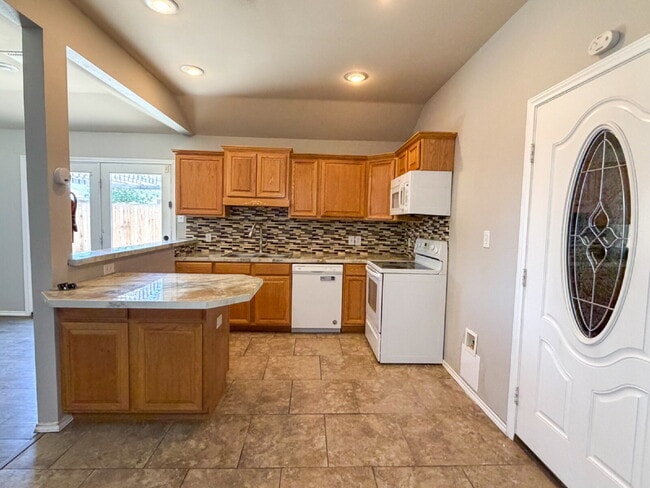Building Photo - 3 Bedroom 2 Bath Located in Cooper District!