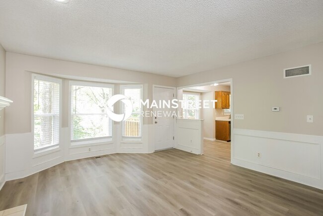 Building Photo - 4 Bedroom Pet-Friendly Home in Kansas City, MO with Main Street Renewal