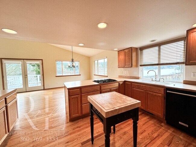 Building Photo - Fantastic Private Lakefront Rambler