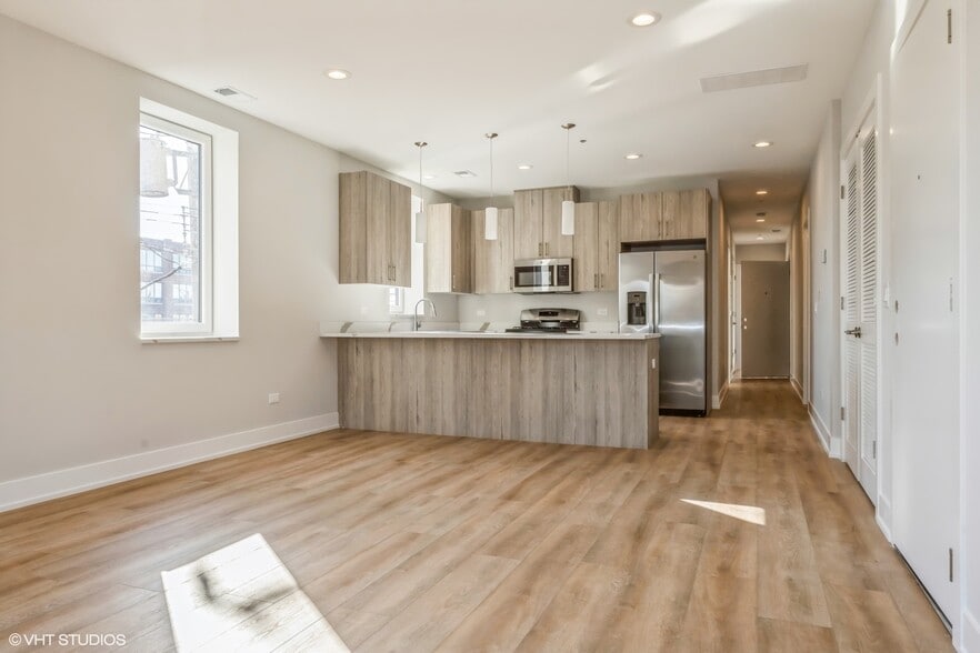 Building Photo - 3216 N Karlov Ave