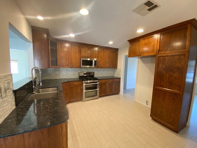 Building Photo - West Lancaster Pool Home