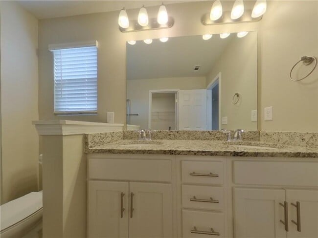 Building Photo - 2977 McKenzie Dr