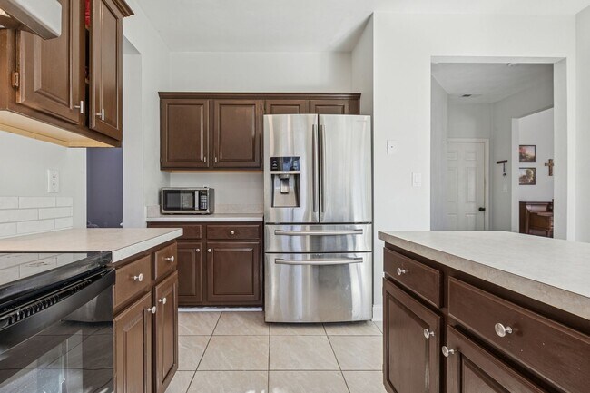 Building Photo - Bright, Clean & Convenient - Perfect 4 Bedroom Home in Chesapeake