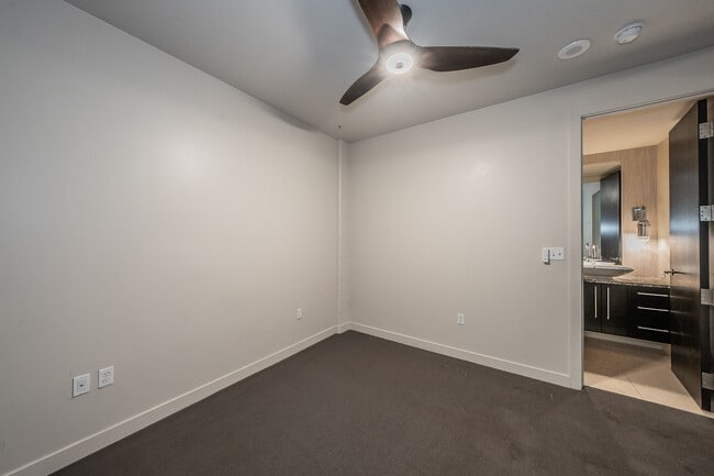 Building Photo - 2600 W 7th St