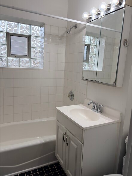 Building Photo - 3722 N Sheffield Ave