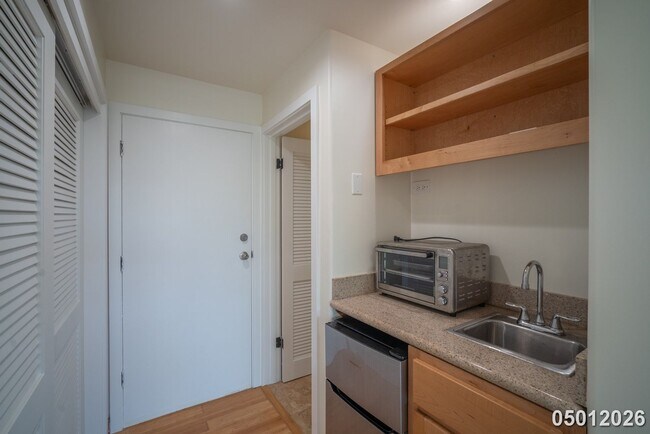 Building Photo - Available Now! Studio / 1 BA / 1 Parking stall in Kailua