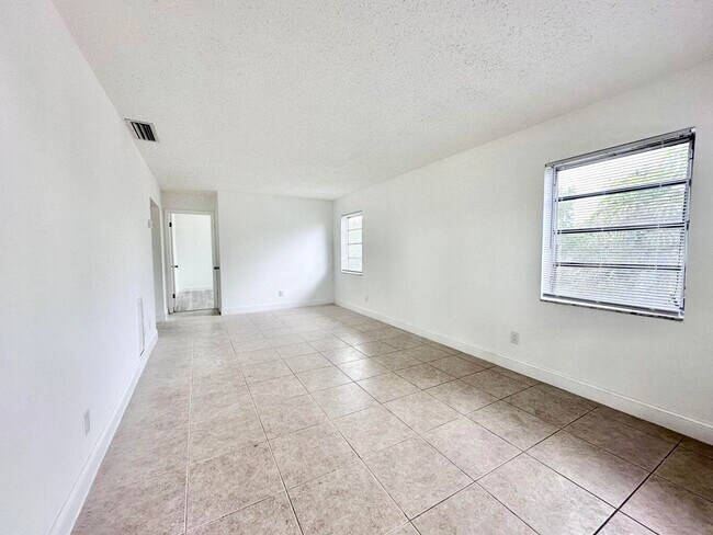 Building Photo - 906 Foresteria Dr