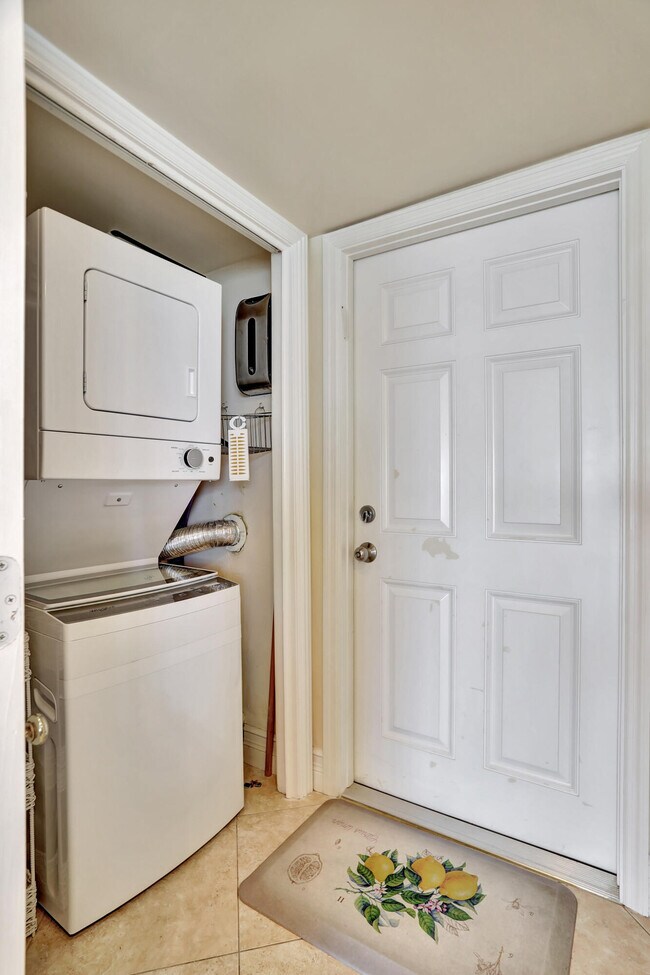 Building Photo - 1021 Hillsboro Mile
