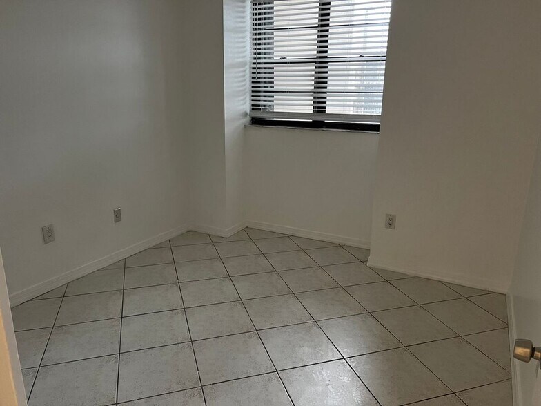 Building Photo - 10525 SW 112th Ave