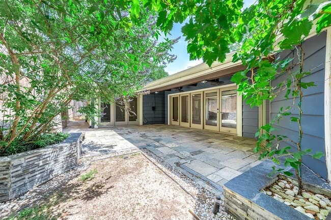 Building Photo - 6825 Bellgreen Dr