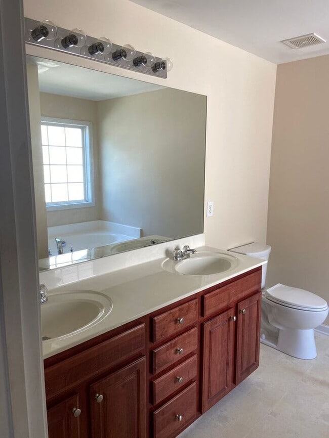 Building Photo - 4BR Home w/ Fireplace + 2-Car Garage in Snellville