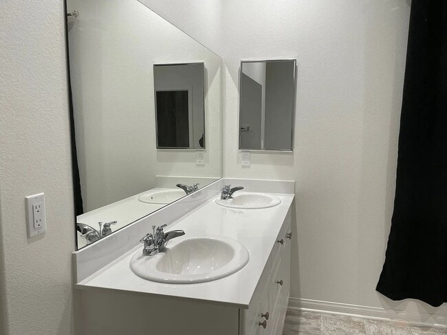 Building Photo - Elegant 7-Bedroom Retreat with Modern Upgr...