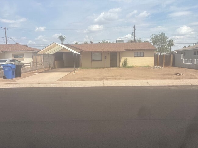 Building Photo - 2746 W Glenrosa Ave