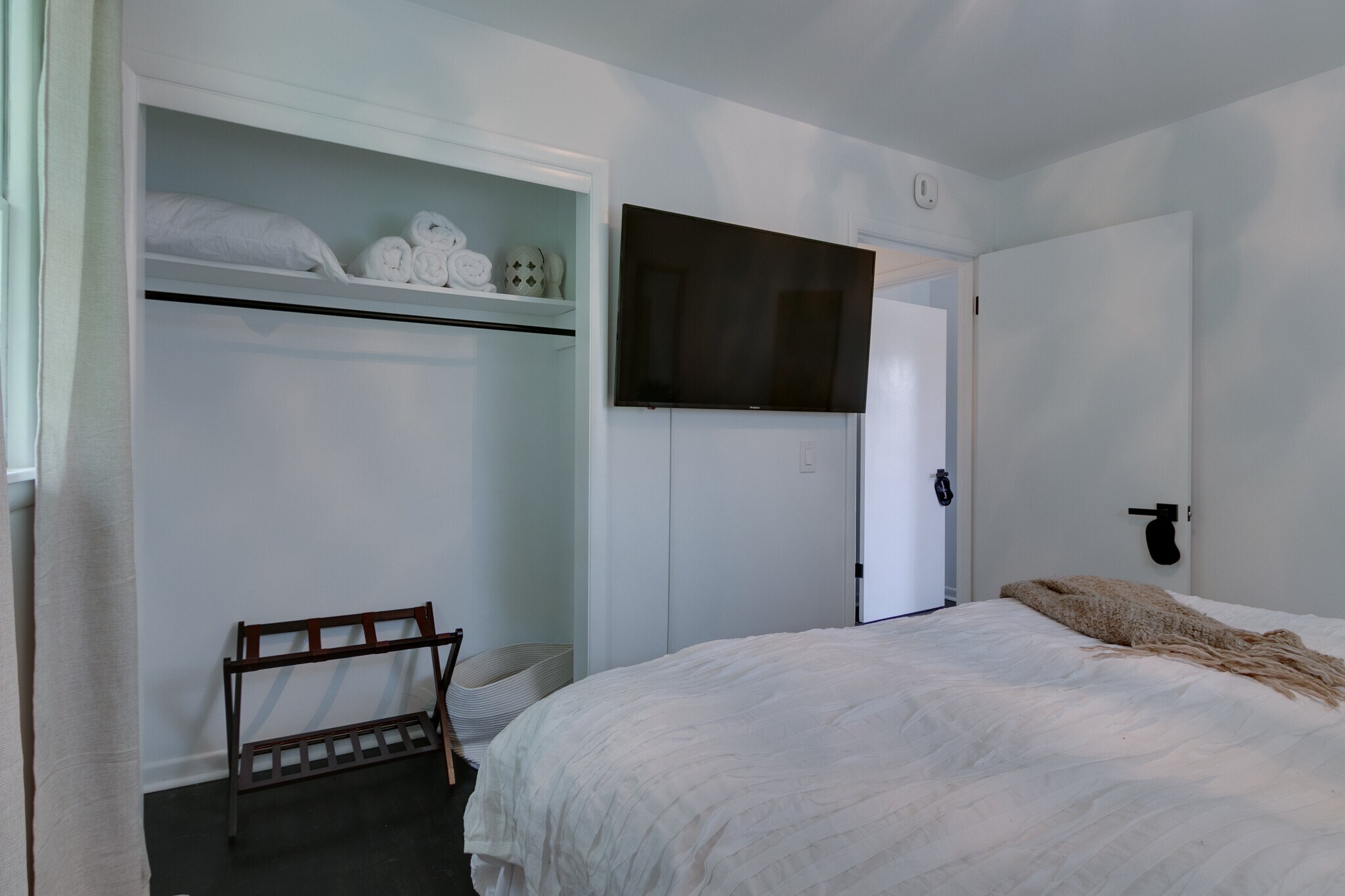 Building Photo - 101 Carnavon Pky