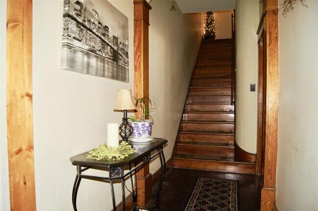 Building Photo - 304 S Lake St