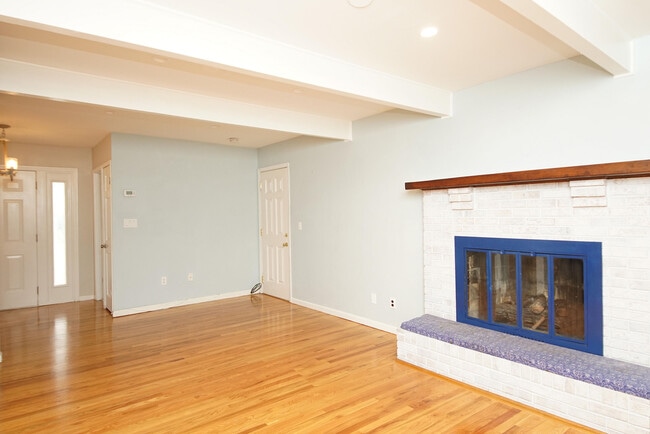 Building Photo - 223 S Bayshore Dr