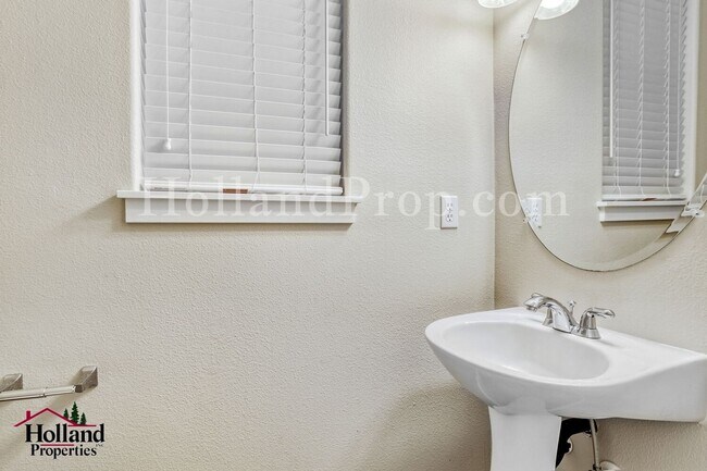 Building Photo - New $2,150 + $250 Off First 2 Full Months- Welcome to this stunning 3-bedroom, 2.5-bathroom home