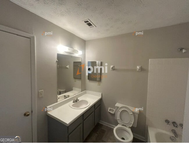 Building Photo - 667 Rae Dr SW