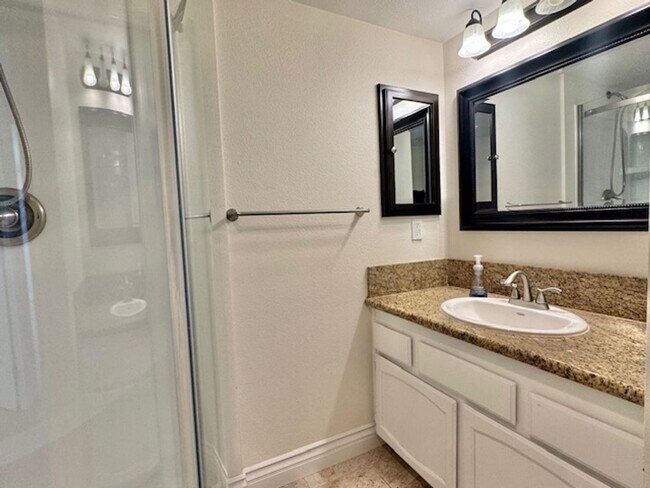 Building Photo - Stylish Burbank Condo with Modern Touches ...