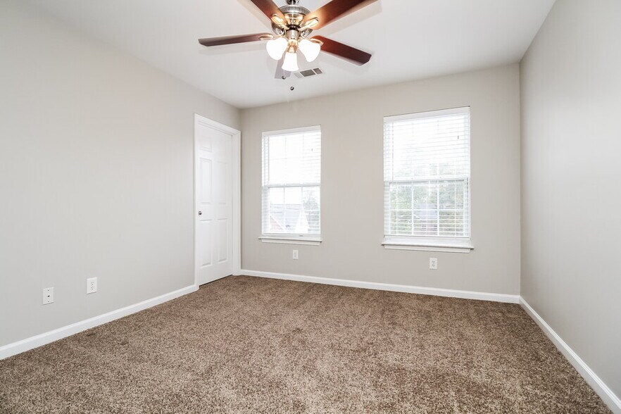 Building Photo - 214 Briarcotes Cir