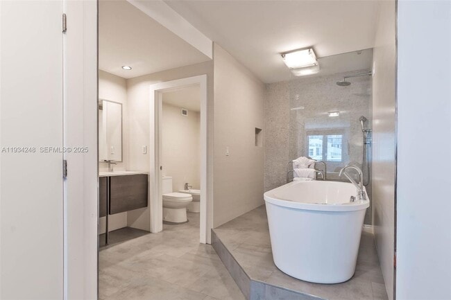 Building Photo - 2301 Collins Ave