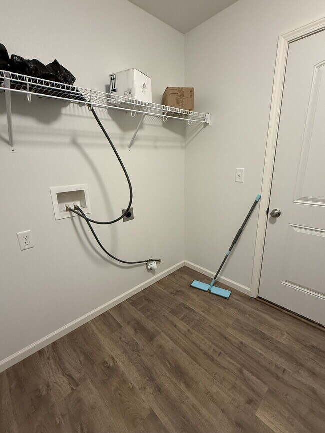 Building Photo - 4BR Basement Home