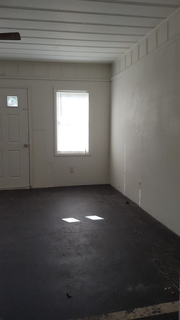 Building Photo - Spacious 3 bedroom and 1 bathroom