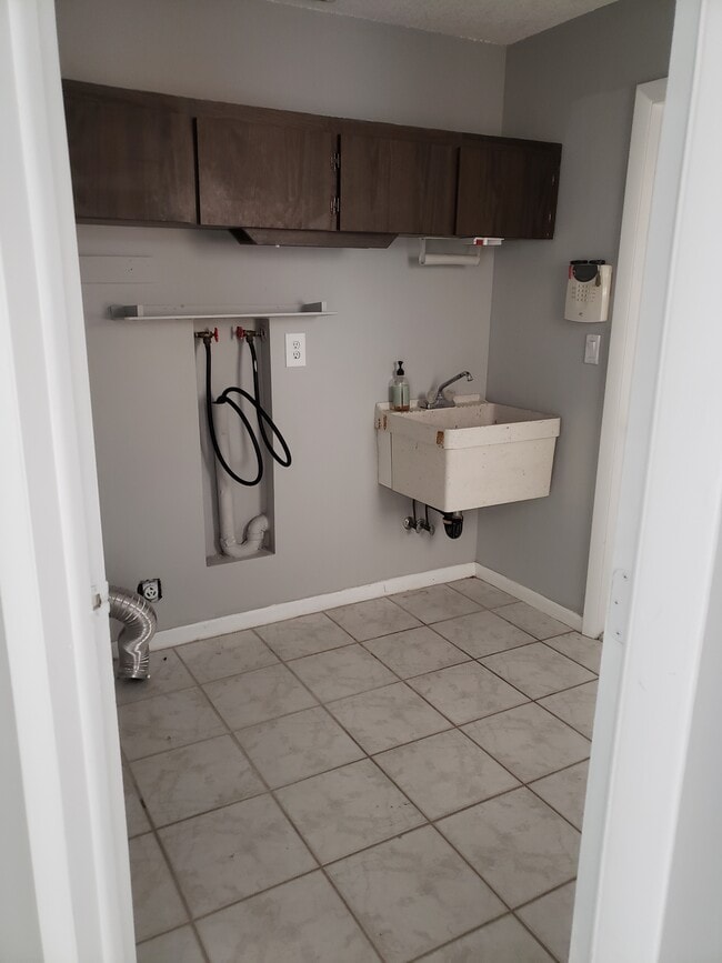 Building Photo - 8060 Canterbury Cir