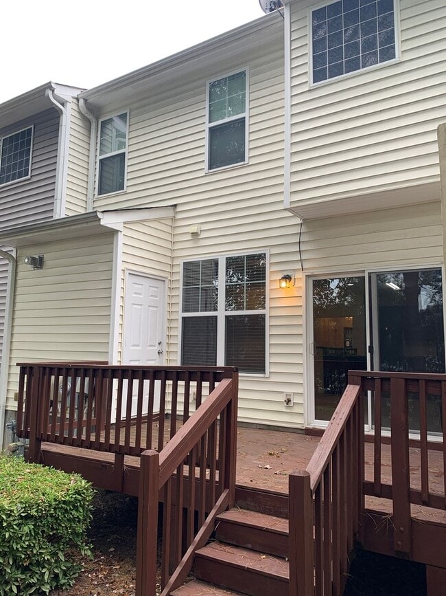 Building Photo - Beautiful 3 Bedroom Townhome in Raleigh near beautiful park! Apply Now!