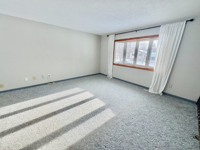 Building Photo - Nice Single family home 4-Bedroom Retreat with 2 Baths in Eagan – Your Perfect Home Awaits