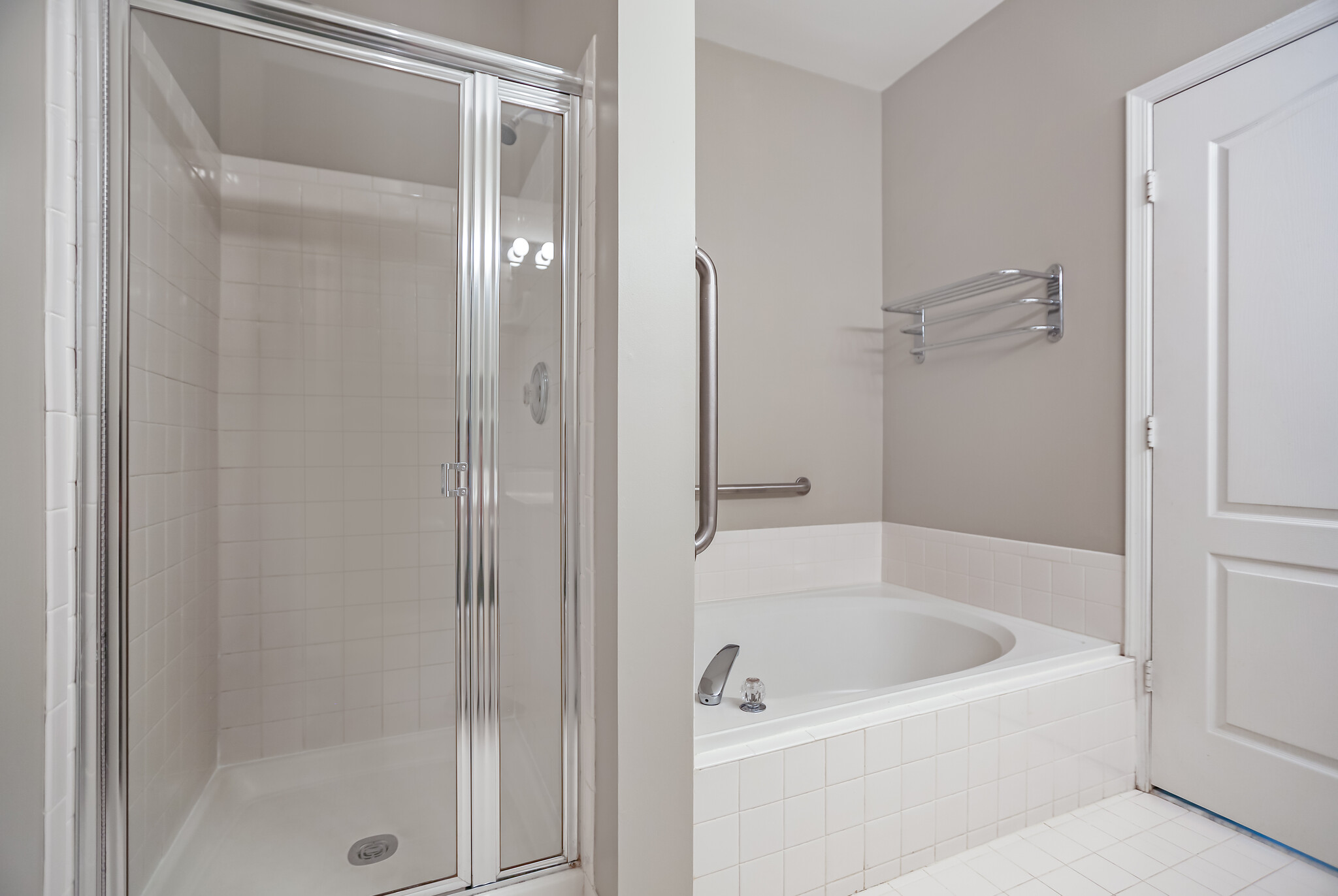 Master Bath w/ Jet Tub - 7710 Haynes Point Way