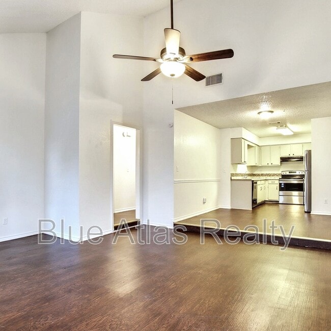 Building Photo - 916 Hilltop Dr