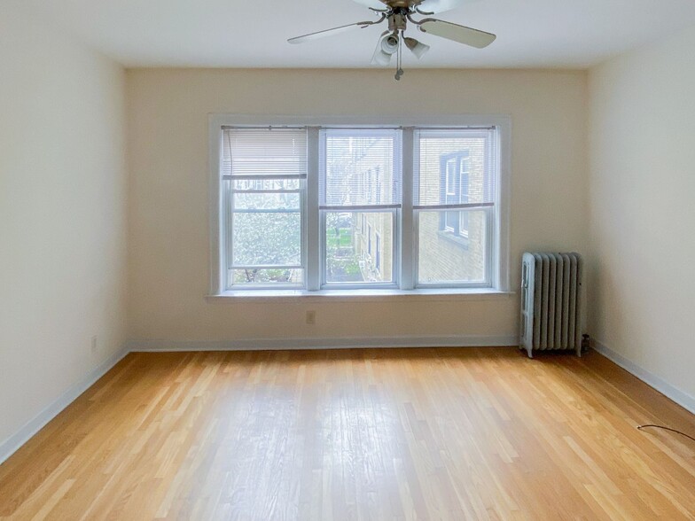 Interior Photo - 3912-28 N. Pine Grove