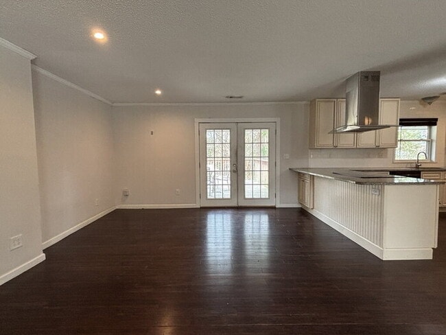 Building Photo - 117 Alma Dr