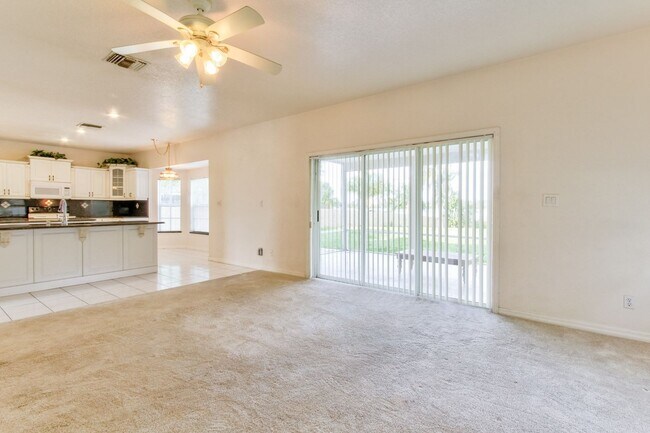 Building Photo - Beautiful Lake front home in West Kissimmee