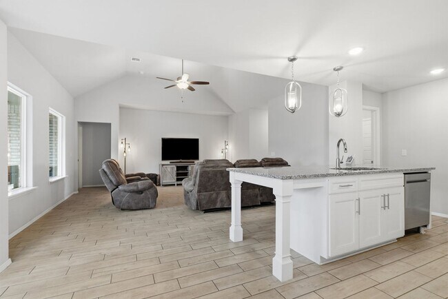 Building Photo - Welcome to this exceptionally well maintained like new home located in the Estates at Morrow Place