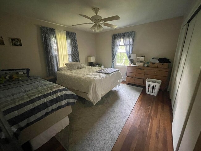 Building Photo - 3 Bedroom House