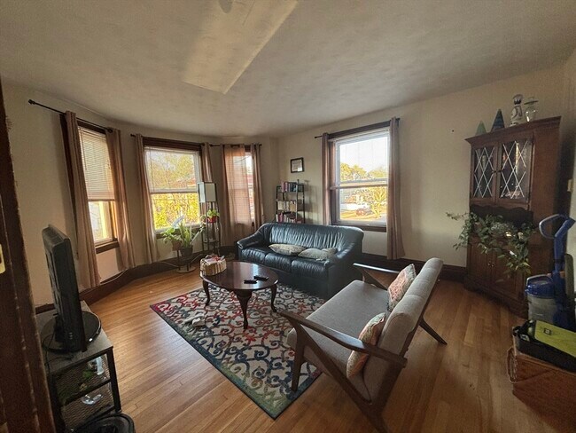 Primary Photo - 32 Richardson St