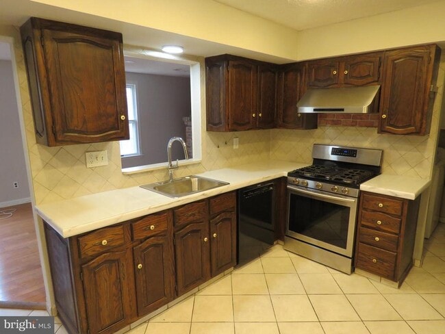 Building Photo - 6240 Patrick Henry Ct