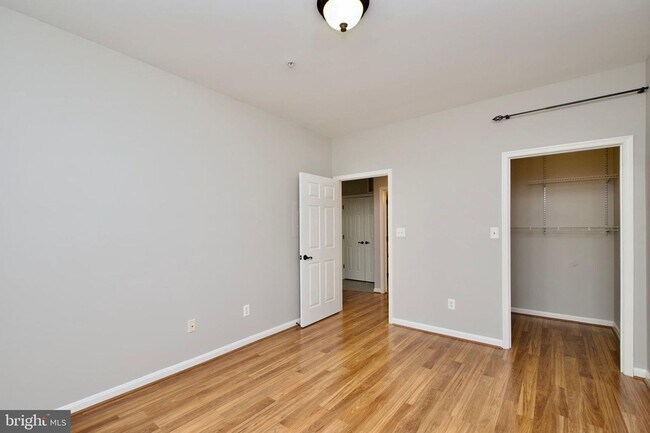 Building Photo - Charming & Pet-Friendly 1BR/1BA Condo in Alexandria’s Stonegate