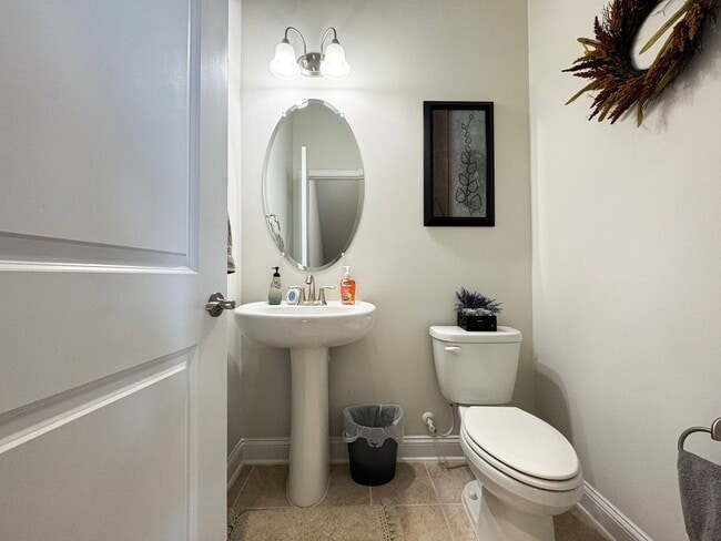 Building Photo - Fantastic 4 Bed 3.5 Bath End Unit Townhome In Potomac Shores Town Center