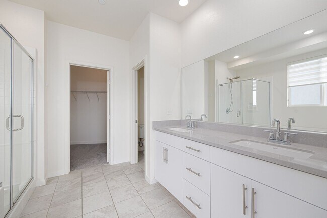 Building Photo - Beautifully Updated 3-Bedroom Detached hom...