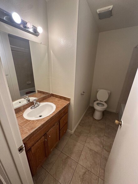 Building Photo - 2740 Mendonca Dr