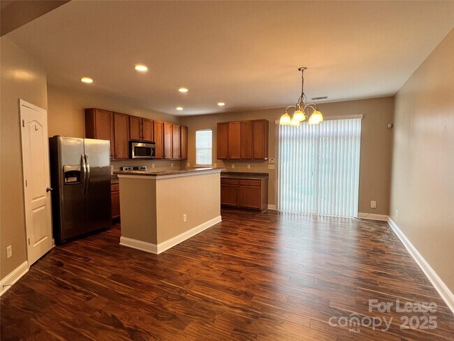 Building Photo - 142 Silverspring Pl