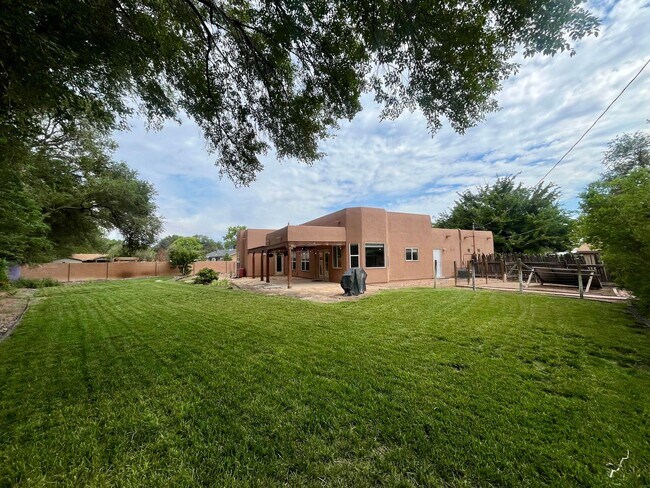 Building Photo - Gorgeous and Quiet 4 Bedroom 2.5 Bathroom ...