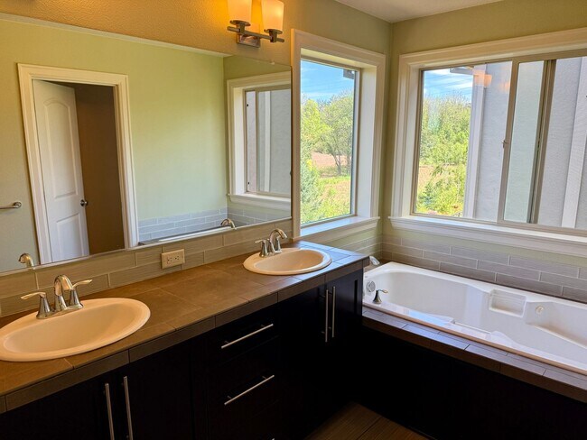 Building Photo - Custom Built Home-Bethany Village Delight